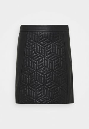 Sort lædernederdel i mini med geometrisk quiltet mønster på frontpanel og glatte sidepaneler, lige linning, ingen synlige lukninger.