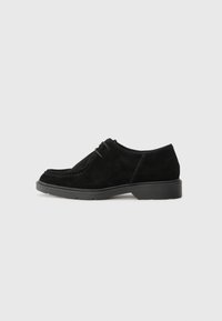 Schwarze Wildleder-Halbschuhe mit runder Spitze, kontrastierenden N�ähten und einer Gummisohle. Minimalistische Schnürung und ein glattes Oberdesign.