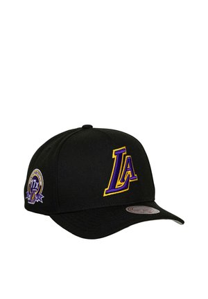 Fekete baseball sapka lila és arany "LA" logóval az elején, és "17x NBA Bajnokok" felvarróval az oldalon.