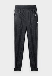 Pantalones deportivos negros con un acabado brillante, que presentan un sutil patrón de logotipos, cinturilla elástica y bolsillos laterales con cremallera con acentos blancos.