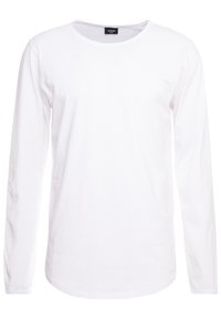 T-shirt à manches longues blanc en coton, avec un col rond et une coupe décontractée, sans motifs ni ornements visibles.