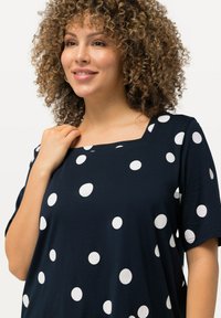 Ulla Popken POLKA DOT SHORT SLEEVE TEE - Triko s potiskem - marine
