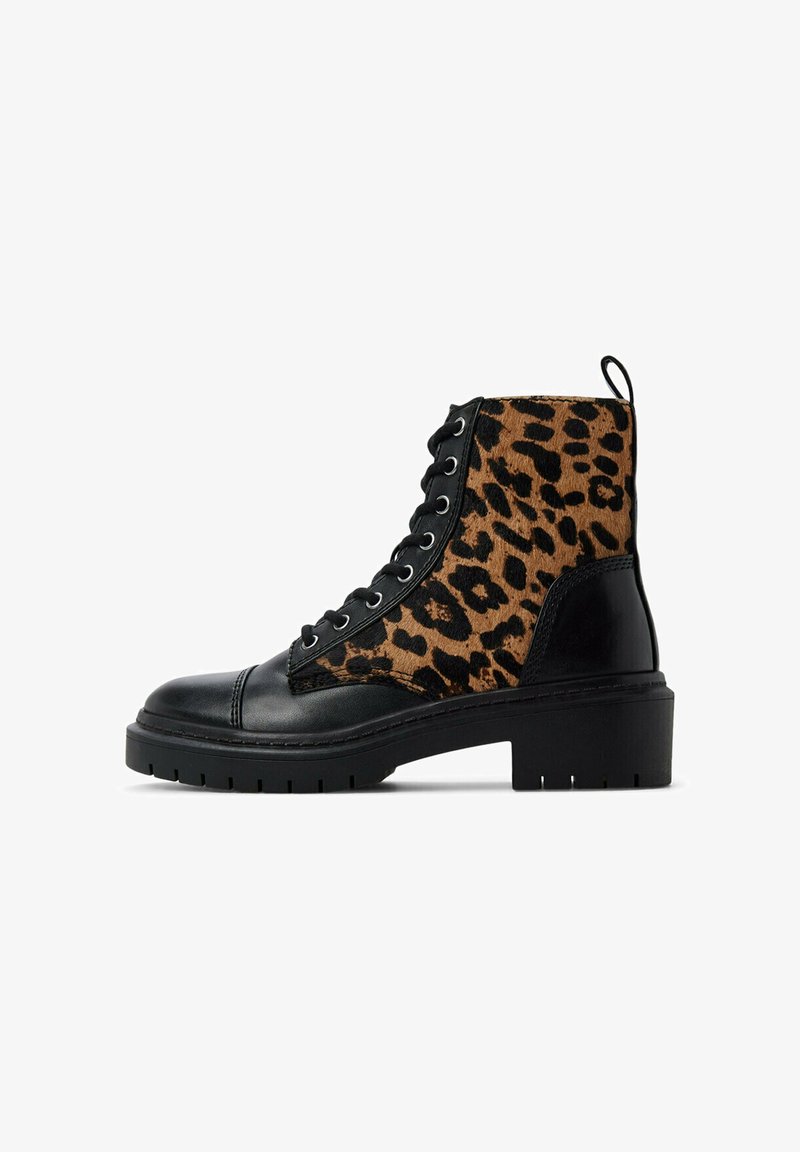 Stivali alla caviglia in pelle nera e pelliccia sintetica con stampa leopardata, con lacci davanti, materiali a contrasto e suola in gomma spessa.