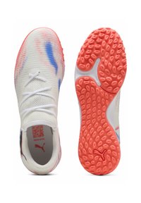 Zapatillas deportivas blancas con un upper texturizado que presenta acentos en rosa y azul. La suela es de color naranja con un diseño de agarre en patrón.