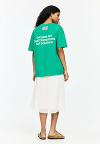 PULL&BEAR - WITH CONTRAST SLOGAN - T-shirt imprimé - green Image miniature 1