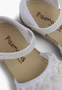 Sandali espadrillas bianchi con cinturini regolabili, bordino in pizzo e suola stile corda. Presentano una tomaia in tessuto morbido e una soletta imbottita.