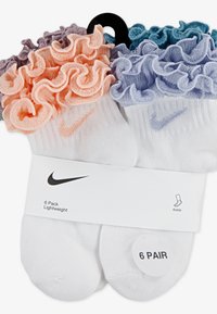 Six paires de chaussettes courtes blanches, avec des bords volantés en lavande, corail et sarcelle. Emballées avec une étiquette blanche indiquant les informations sur le produit.