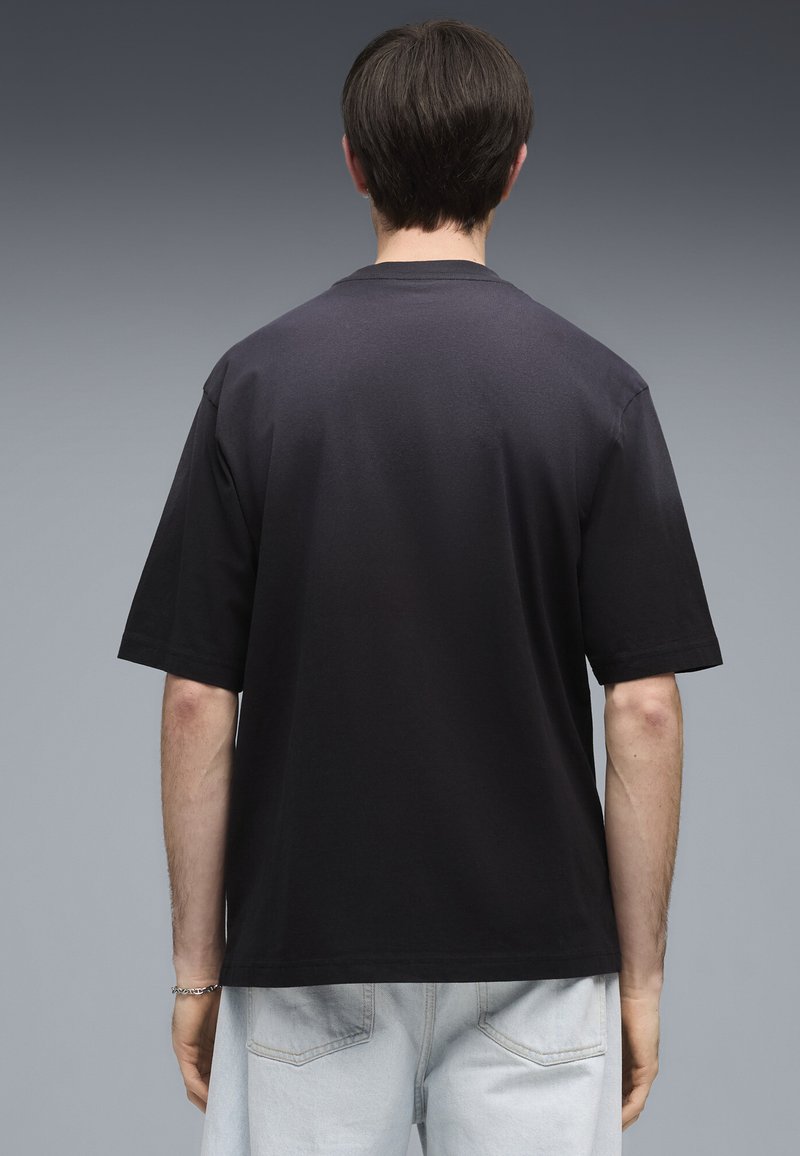 Puma PUMATECH-X GRAPHIC T-SHIRT - Triko s potiskem - black