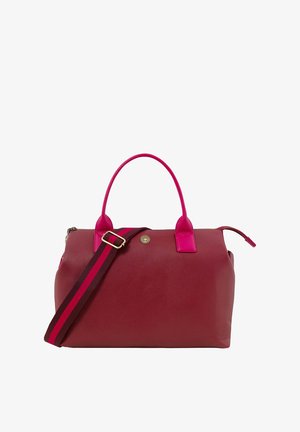 Rode handtas van getextureerd leer met roze accenten, dubbele handvatten en een verstelbare gestreepte schouderriem. Gouden details.