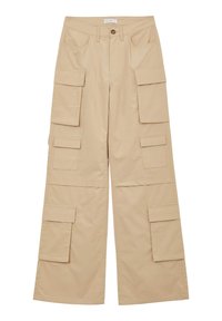 Beige Cargo-Hosen mit weitem Bein, ausgestattet mit mehreren großen Taschen und einem Knopfverschluss an der Taille. Der Stoff ist glatt und leicht.