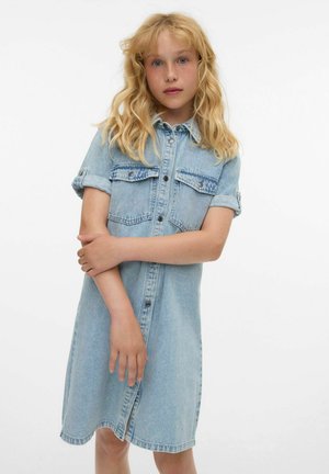 Denim overhemdjurk in lichtblauw, met korte opgerolde mouwen, een knoopsluiting aan de voorkant en twee borstzakken met contrasterende stiksels.
