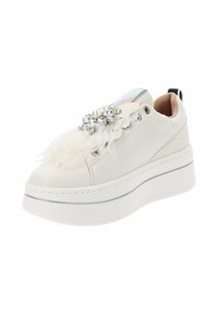 Zapatilla blanca de cuero con plataforma elevada, pelo sintético decorativo y adornos de joya en la parte delantera. Presenta ojales plateados y una pestaña en el talón negra.