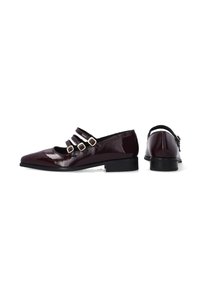 Bordeaux lakleren schoenen met een puntige neus, drie verstelbare gespen en een lage blokhak. Gladde textuur en klassiek ontwerp.