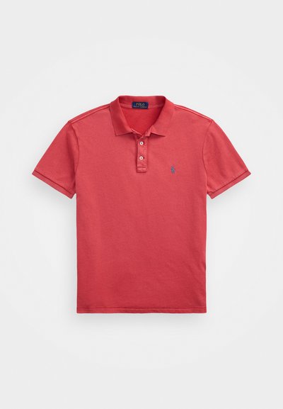 Rød kortermet polo skjorte laget av bomull, med en tre-knapps placket og liten brodert logo på venstre bryst. Jevn tekstur.