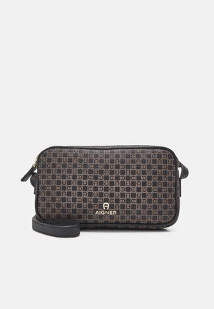 Rektangulær brun crossbody taske med sort mønster og sort strop, med guld Aigner-logo foran i midten.