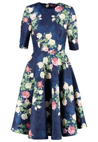 Kukallinen mekko lyhyilla hihoilla, tummansinisesta kankaasta, jossa on erilaisia vaaleanpunaisia ja valkoisia ruusuja sekä vihreitä lehtiä, levenevä hameosa.