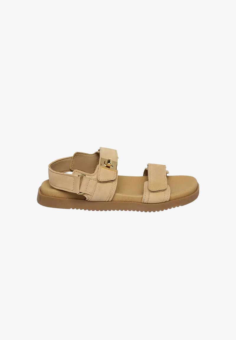 Sandale beige à bout ouvert avec deux brides réglables et une semelle rembourrée, avec un détail boucle dorée sur la bride supérieure.