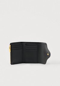 Juodas odinis piniginė atsidariusi, rodanti šešis kortelių skyrius, užtrauktuku uždaromą monetų kišenėlę su auksiniu užtrauktuku ir užsegimą su spaudimo mygtuku.