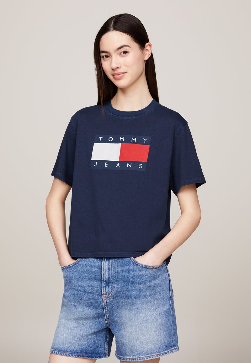 Tommy Jeans FLAG TEE - Marškinėliai su spaudiniu - dark night navy