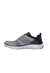 Scarpa sportiva grigia e nera con tomaia in rete, pannelli testurizzati e una suola bianca spessa. Presenta lacci e un tassello sul tallone.