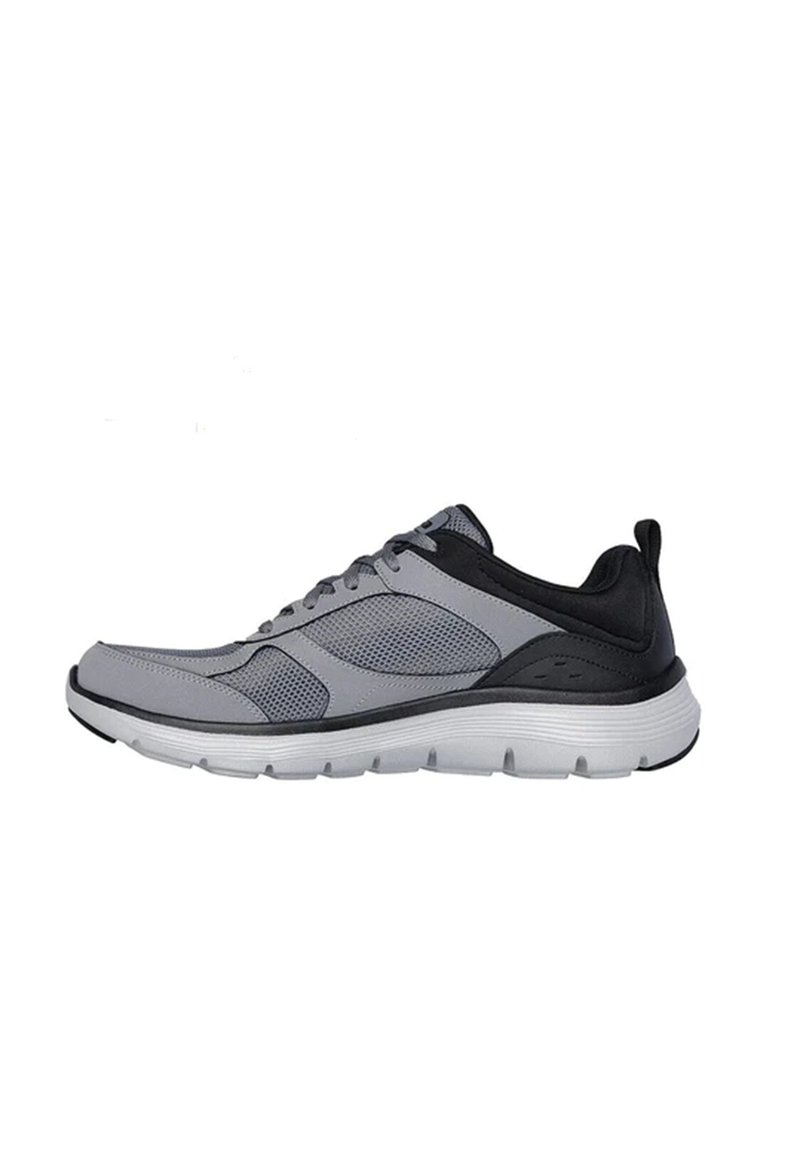 Scarpa sportiva grigia e nera con tomaia in rete, pannelli testurizzati e una suola bianca spessa. Presenta lacci e un tassello sul tallone.