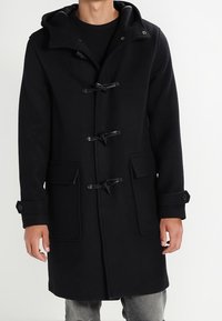 Abrigo de duffle negro hecho de una mezcla de lana, con cierres de toggles, dos bolsillos frontales y capucha, diseñado con una silueta recta.