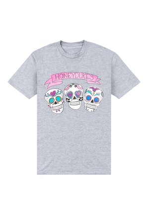 Šedé tričko zobrazující tři dekorativní lebky s barevnými vzory a růžovou stužkou s nápisem "HONEYDUKES" nad nimi.