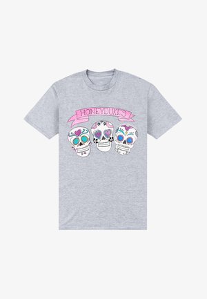Szara koszulka z trzema ozdobnymi czaszkami w kolorowe wzory oraz różową wstążką z napisem „HONEYDUKES” powyżej nich.
