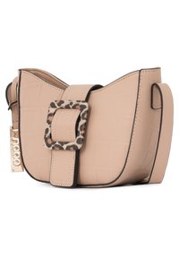 Borsa beige con motivo coccodrillo e fibbia leopardata con dettagli neri. Forma curvata con tracolla rimovibile. Dettagli in oro.