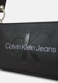 Calvin Klein Jeans SCULPTED SHOULDER POUCH MONO - Borsa a mano - fashion black