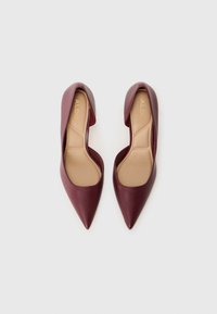 Burgundy high-heeled shoes with a pointed toe, smooth leather material, and cut-out sides, featuring a beige insole with logo detail.