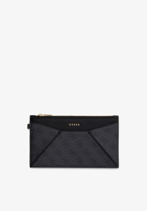 Zwarte Guess clutch met ritssluiting, geometrisch paneelontwerp en subtiel logopatroon, gouden Guess-lettering gecentreerd nabij de bovenste rits.