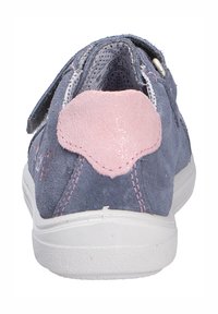 Sneaker blu in suede con un accento glitterato rosa sul tallone, fibbia in velcro e suola in gomma bianca. Texture morbida e forma arrotondata.