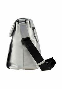 Sac en cuir gris avec une texture douce, bandoulière noire réglable et rabat supérieur. Comprend une poche latérale zippée et un design minimaliste.