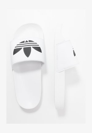 Witte schuifsandalen hebben een brede band met een zwart logo ontwerp, een soepele textuur, een ronde neus en een gevoerde zool voor comfort.