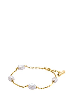 Goldkettchenarmband mit vier unregelmäßig geformten weißen Perlen, gleichmäßig verteilt, und einem goldenen Karabinerverschluss mit verstellbarem Kettenverlängerung.