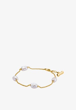 Bracelet chaîne en or avec quatre perles blanches irrégulières espacées de manière uniforme et un fermoir mousqueton en or avec une extension de chaîne réglable.