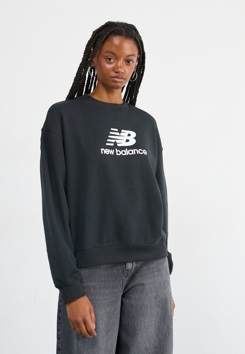 Zwarte sweatshirt met een wit "New Balance" logo, met lange mouwen, een relaxte pasvorm en geribde manchetten en zoom. Van katoen.