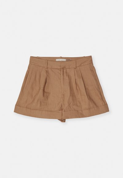 Pantaloni corti di lino marrone chiaro con un design plissettato, ampia vita e orli arrotolati, esposti su uno sfondo bianco.