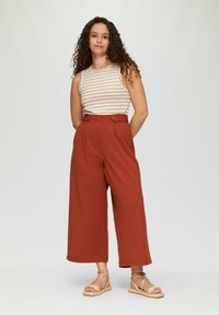 QS WIDE  - Broek - rostrot