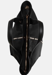 Borsa nera con due manici in pelle, zip dorata e dettagli testuali dorati. Materiale liscio e forma strutturata con vista dall'alto aperta.