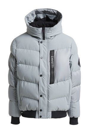 Veste matelassée gris clair avec un col haut, des accents noirs, une fermeture éclaire sur le devant et des boutons pression. Présente un motif matelassé horizontal.