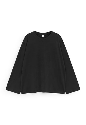 Schwarzes Langarmshirt mit Rundhalsausschnitt und lockerer Passform, flach auf weißem Hintergrund liegend dargestellt.