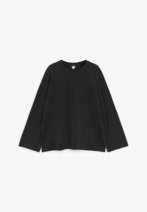 Schwarzes Langarmshirt mit Rundhalsausschnitt und lockerer Passform, flach auf weißem Hintergrund liegend dargestellt.