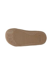 Tan rubberen zool met gegochel lijnen voor grip, met een afgeronde teen en gevoerde pads voor comfort. Merklop is aan de zijkant geplaatst.