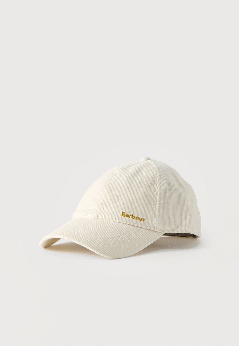 Casquette de baseball en velours côtelé blanc cassé avec une visière courbée et un petit logo "Barbour" jaune brodé sur le côté avant gauche.