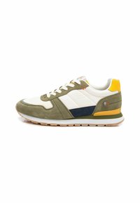 Zapatilla deportiva en verde oliva y blanco, con material de ante y malla, que presenta un acento azul, una lengüeta trasera amarilla y una suela de goma blanca.