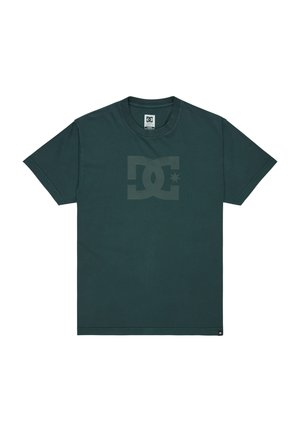 Tmavo zelené bavlnené tričko s okrúhlym výstrihom a krátkymi rukávmi. Na prednej strane sa nachádza veľké tonálne logo DC. Hladká textúra, voľný strih.
