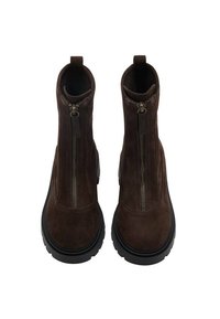 Botas de tobillo de ante marrón con un diseño elegante, cremalleras en los laterales y suelas de goma negra. La textura suave enfatiza el estilo moderno y la funcionalidad.