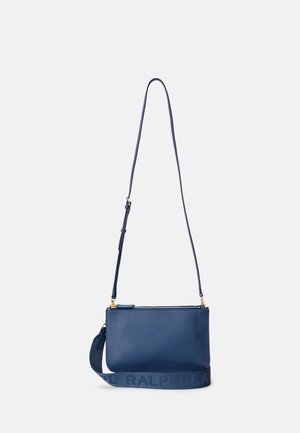 Borsa a tracolla blu in pelle con forma rettangolare piatta, hardware dorato e una tracolla texturizzata con il nome del marchio.